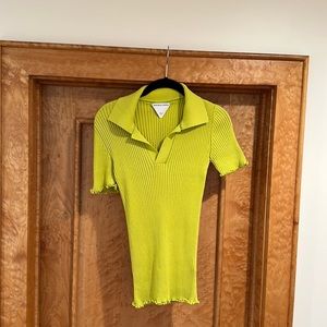 A Bottega Veneta ladies Kiwi short sleeved polo with parakeet stitching size L